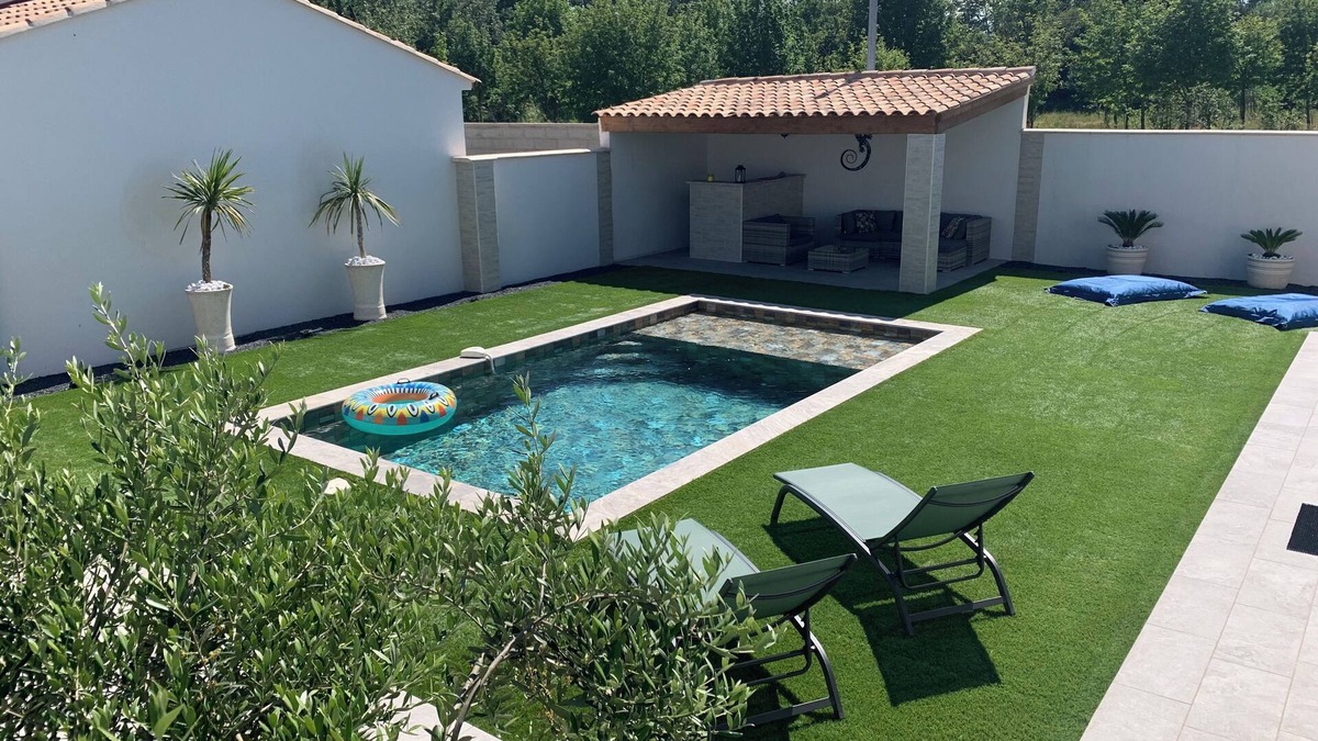 Mallemort House | Quiet, modern villa with heated pool, terrace and pétanque court