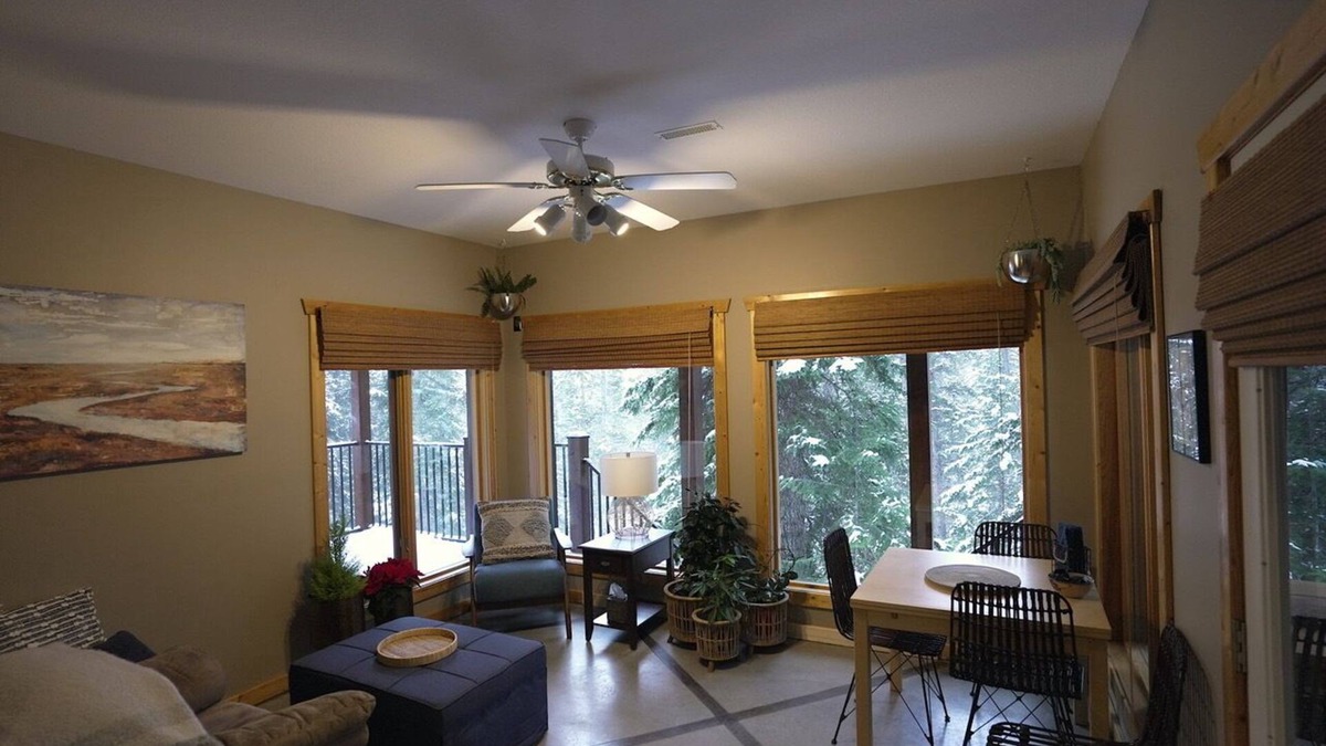 Eagle Terrace Apartment | Quiet Mountain Escape- stay local & meet a legend.