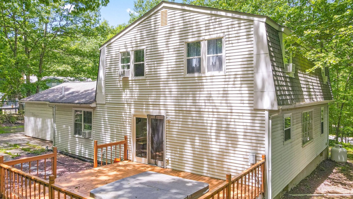 Mount Pocono House | Quiet mountain home with deck, hot tub, pool table & Ping-Pong/air hockey