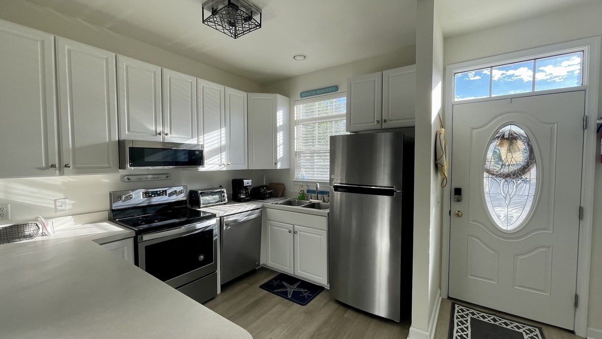 Frankford House | Quiet Neighborhood 2BR Townhouse 1.5 miles to beach