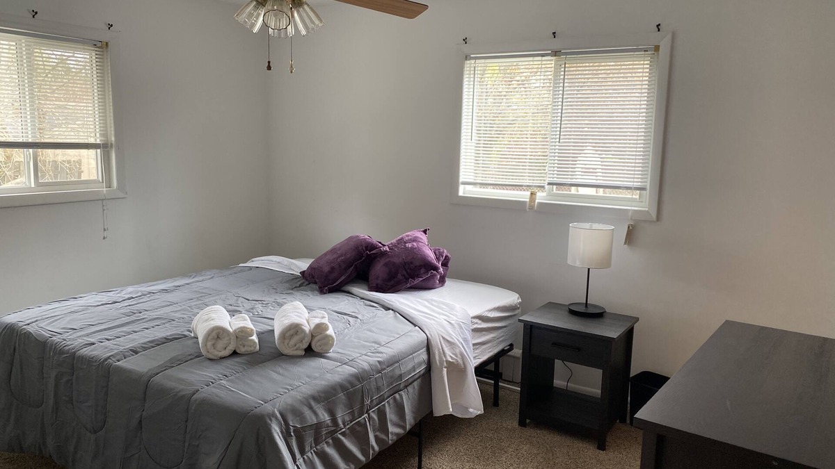 Lansing Apartment | Quiet neighborhood! Close to bus routes to MSU, Sparrow and McLaren Hospitals