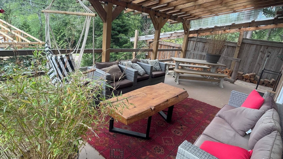 Regional District of Nanaimo Cabin | Quiet north nanaimo cabin steps to all amenities