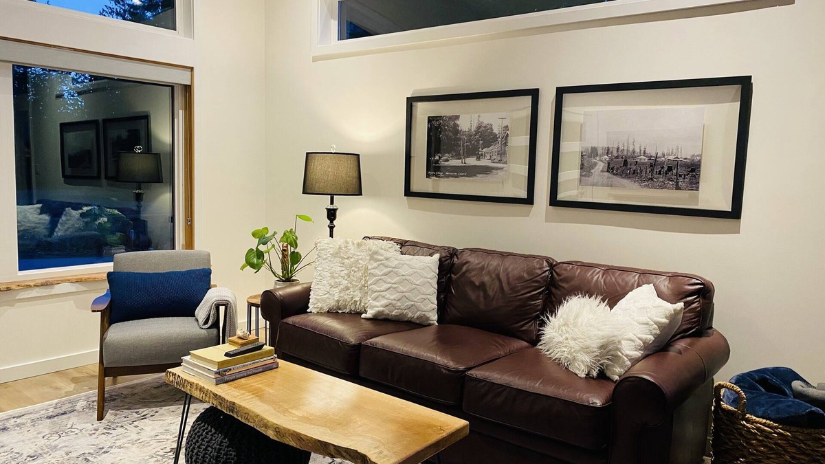 Sooke Cottage | Quiet oasis steps from the Sooke River.