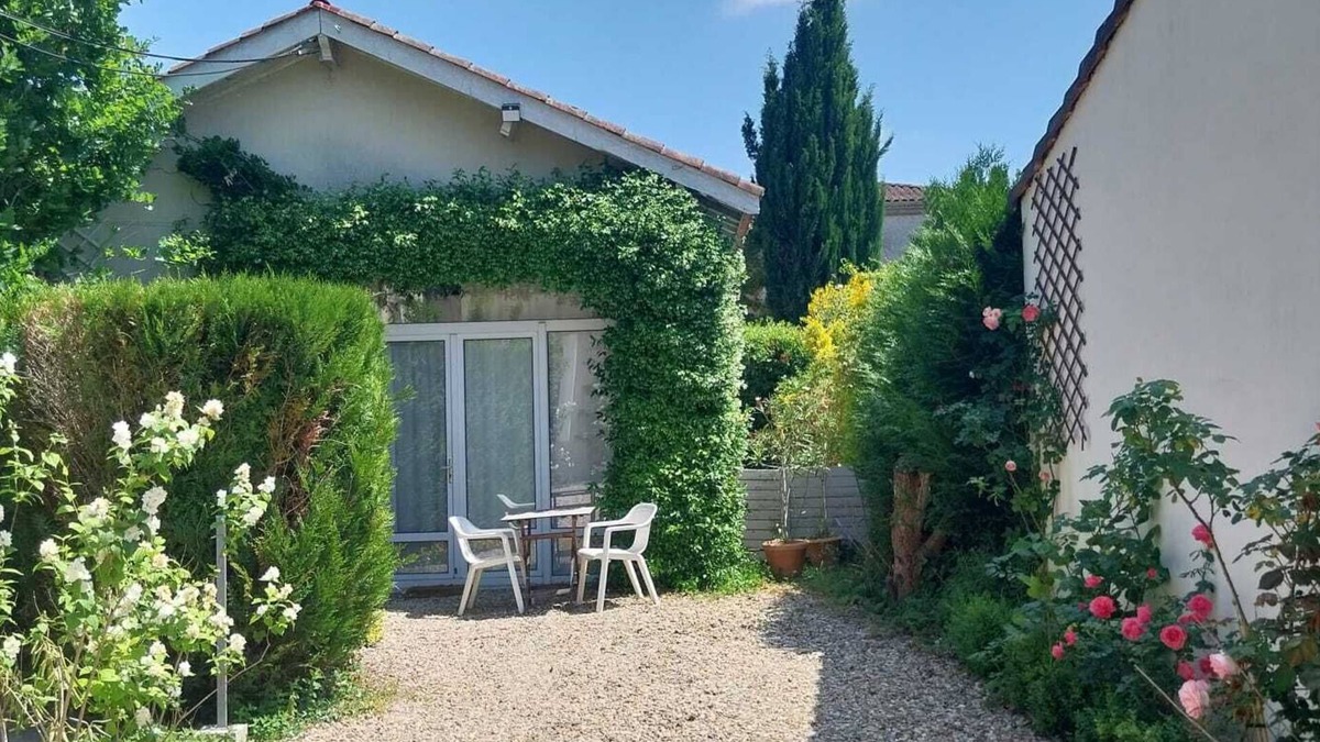Eysines Apartment | Quiet outbuilding with character, direct to Bordeaux tramway in 20 minutes