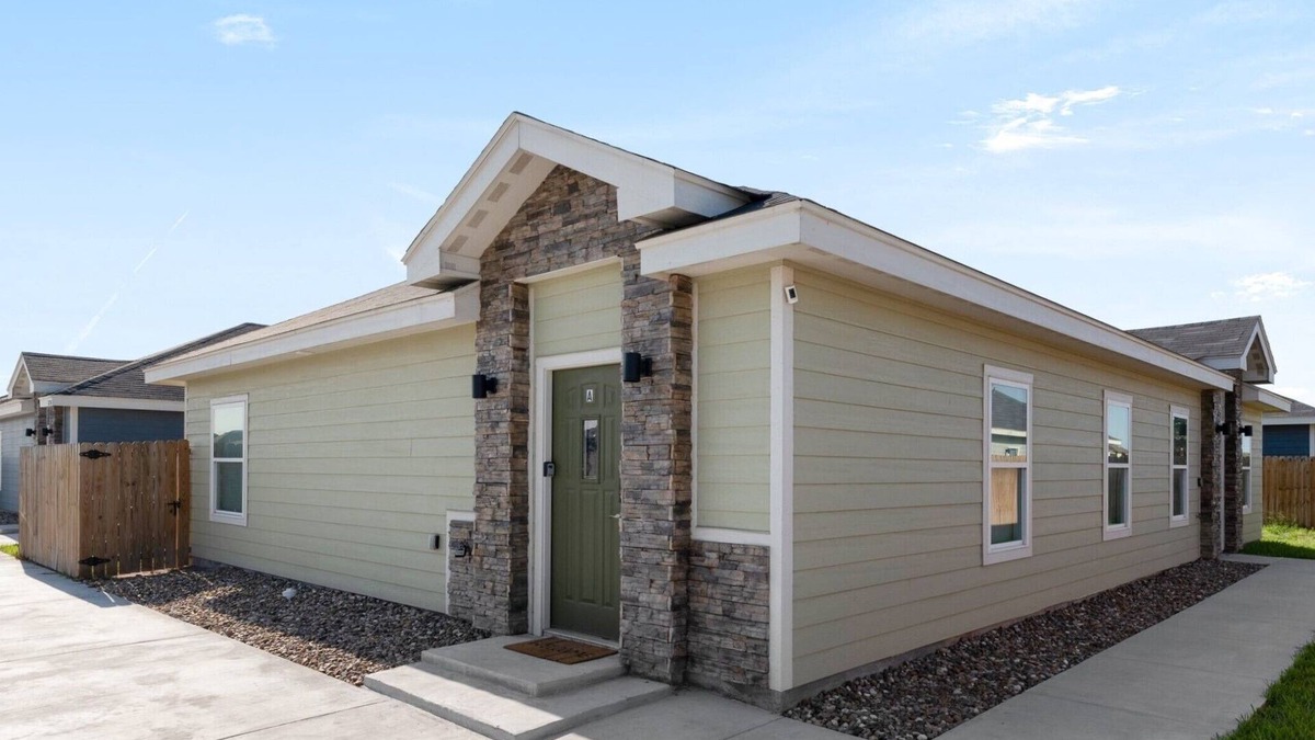 Sebastian House | Quiet - Outlet Mall 6mins W/D Fenced Backyard Discounts 30+