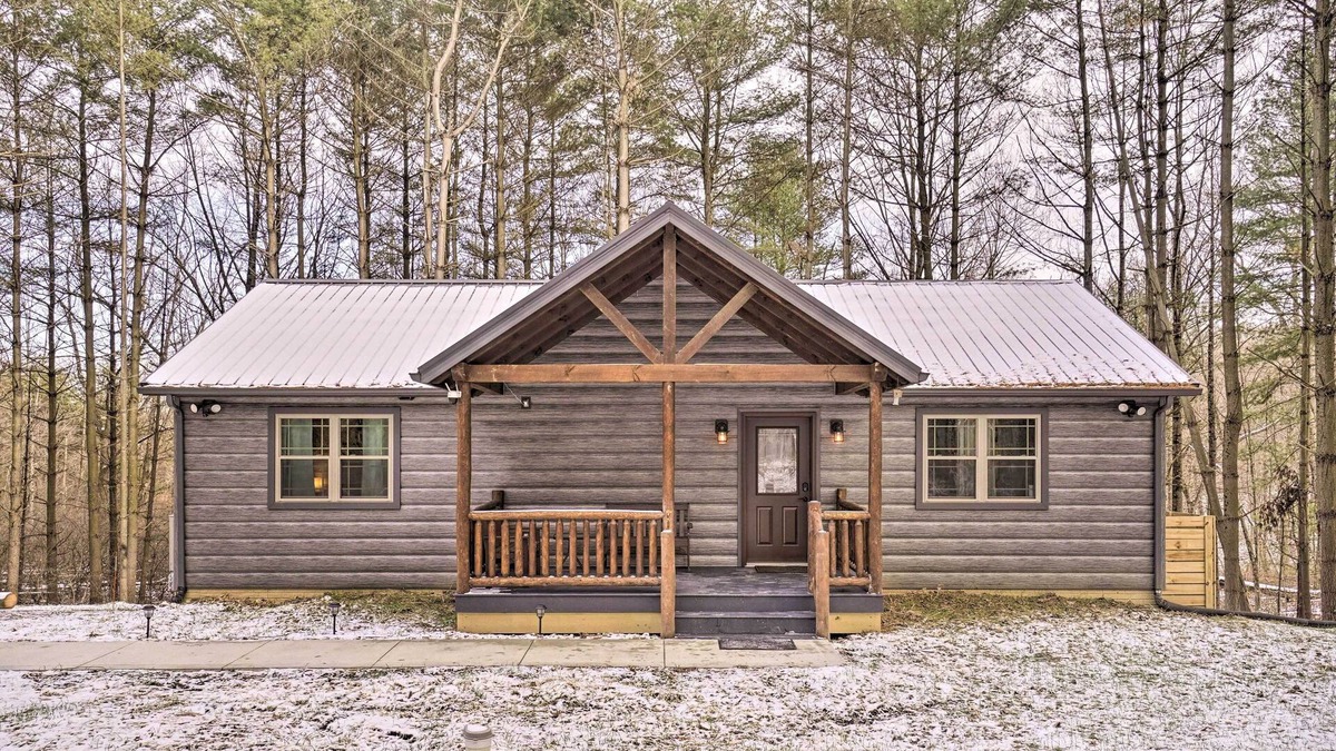 Logan Cottage | Quiet Pines Cabin Hocking Hills w/Hot Tub & Pond