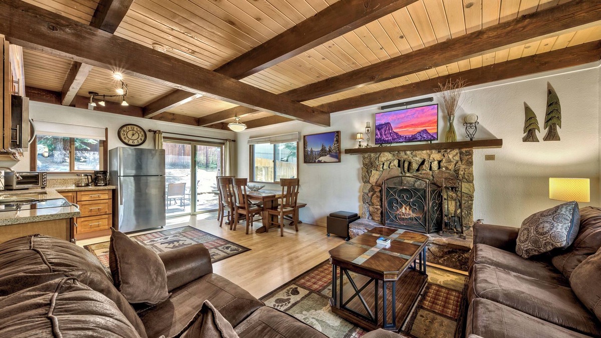 Pioneer Trail Ski Chalet | Quiet Pines Chalet - Remodel 3BR + Loft BBQ Games