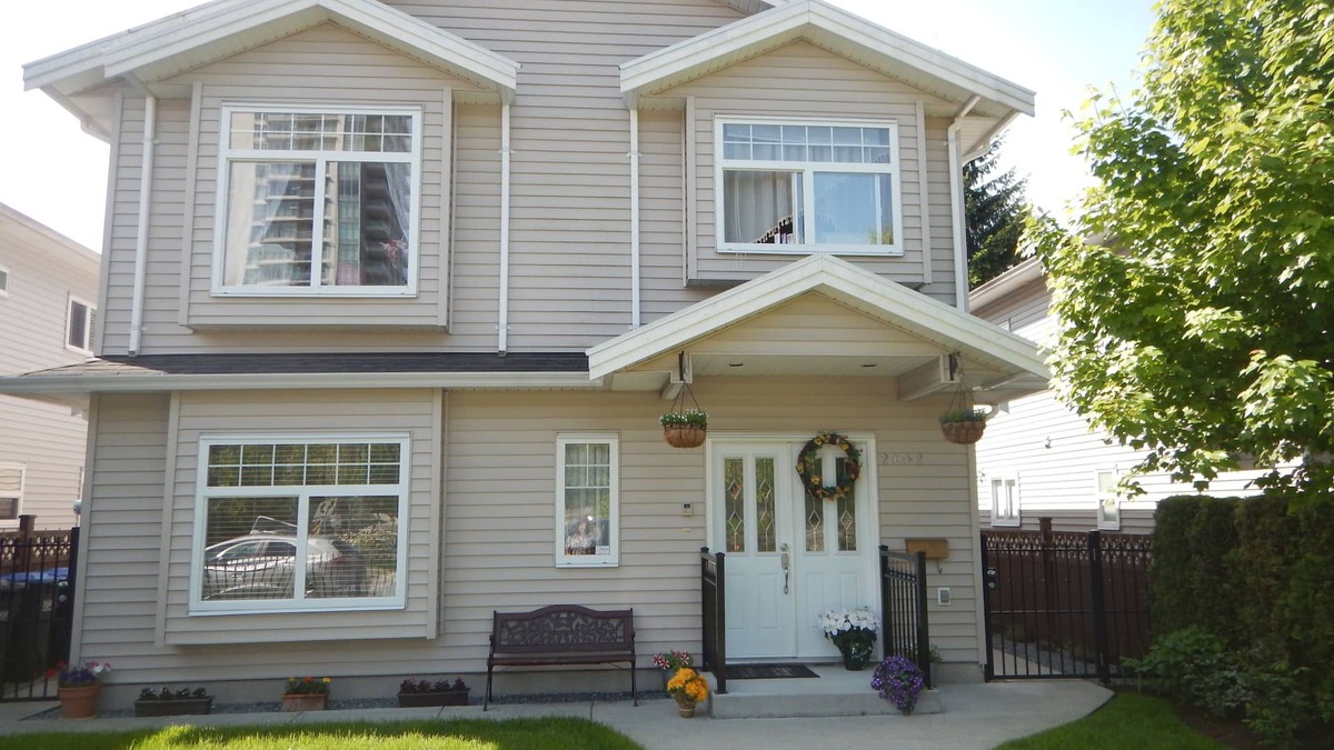 Coquitlam House | Quiet & private 2 bdr 2 bhr guest suite near Coquitlam mall and skytrain station