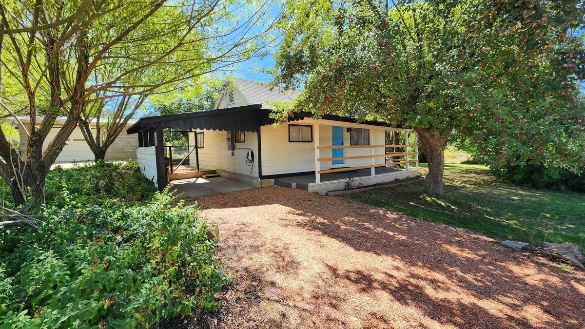 Orderville Cottage | Quiet Private Cottage near ZION - Pet-Friendly ~ Tesla/EV Charger