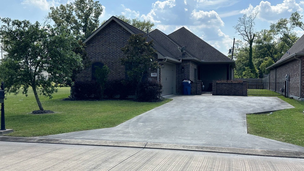 Sulphur House | Quiet Private Home - Centrally Located in Sulphur