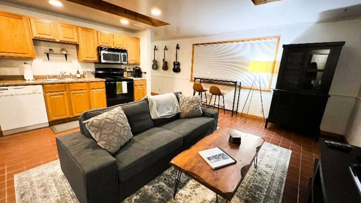 Olympic Hills House | Quiet Rambler Near Hospitals - Private MIL