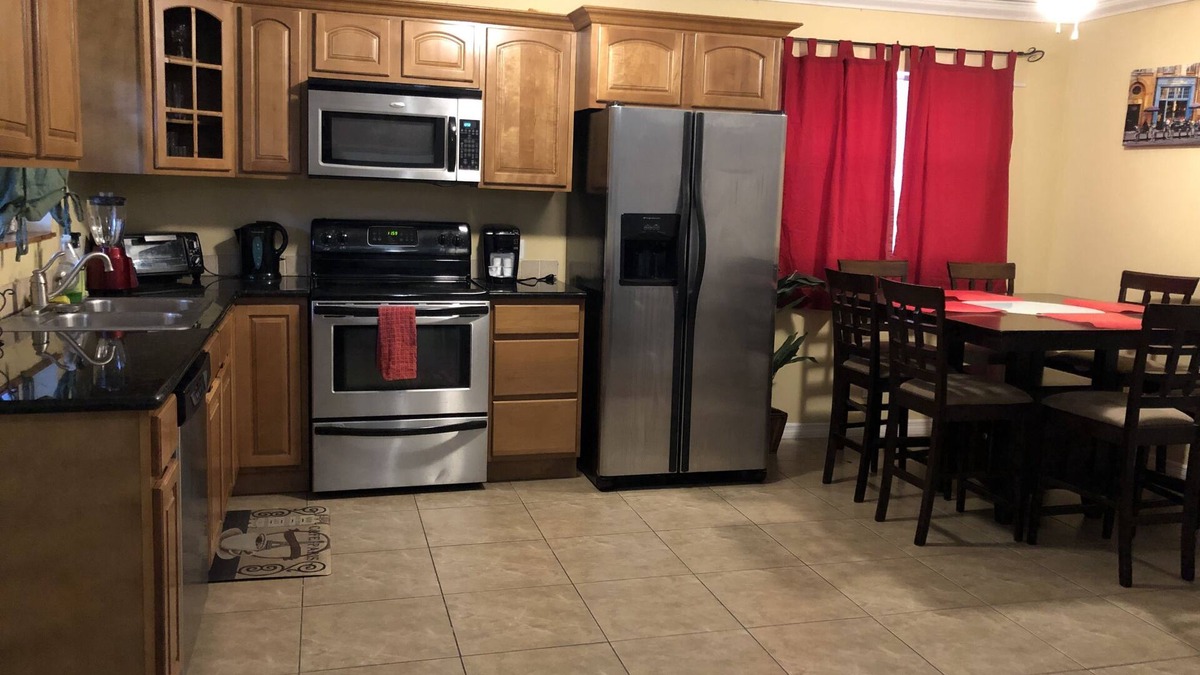 Highland Garden Villa | Quiet refuge 10minutes from the beach, WIFI, parking W/D