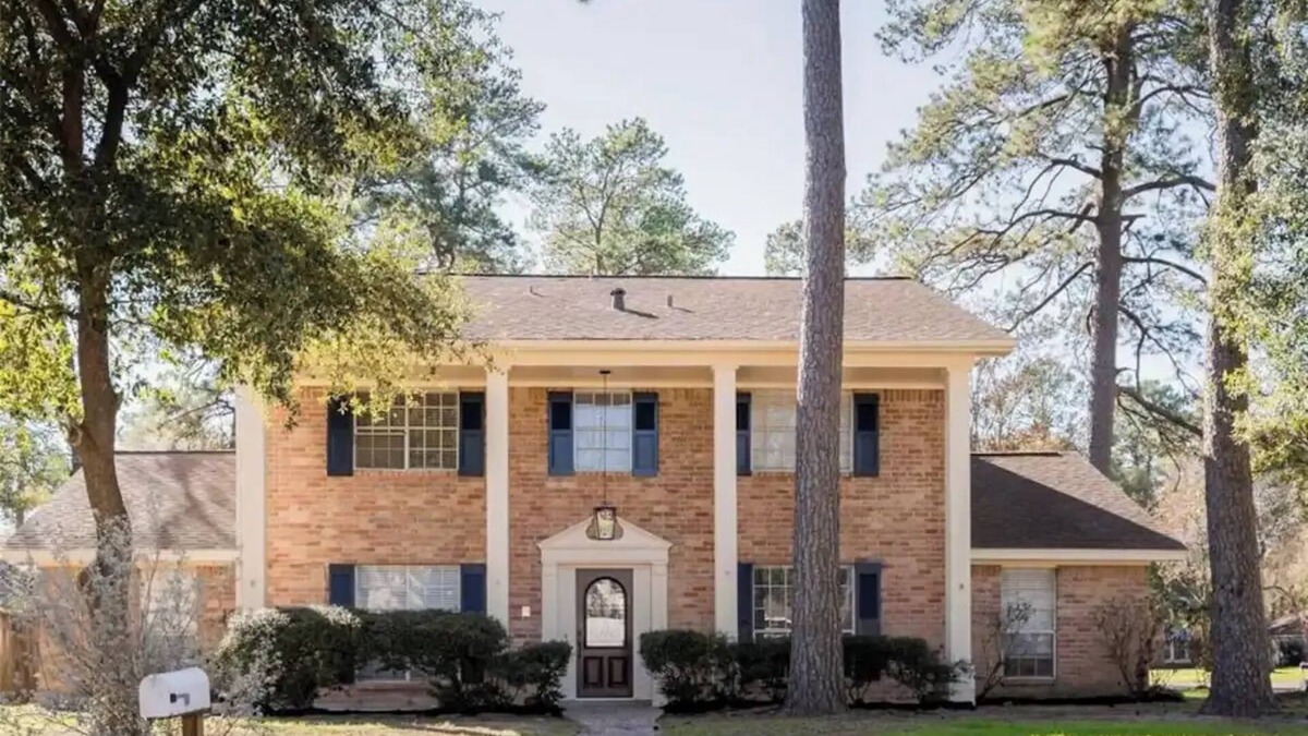 Barker House | Quiet & Relax Getaway- Pool Table, Grill, &Netflixnn