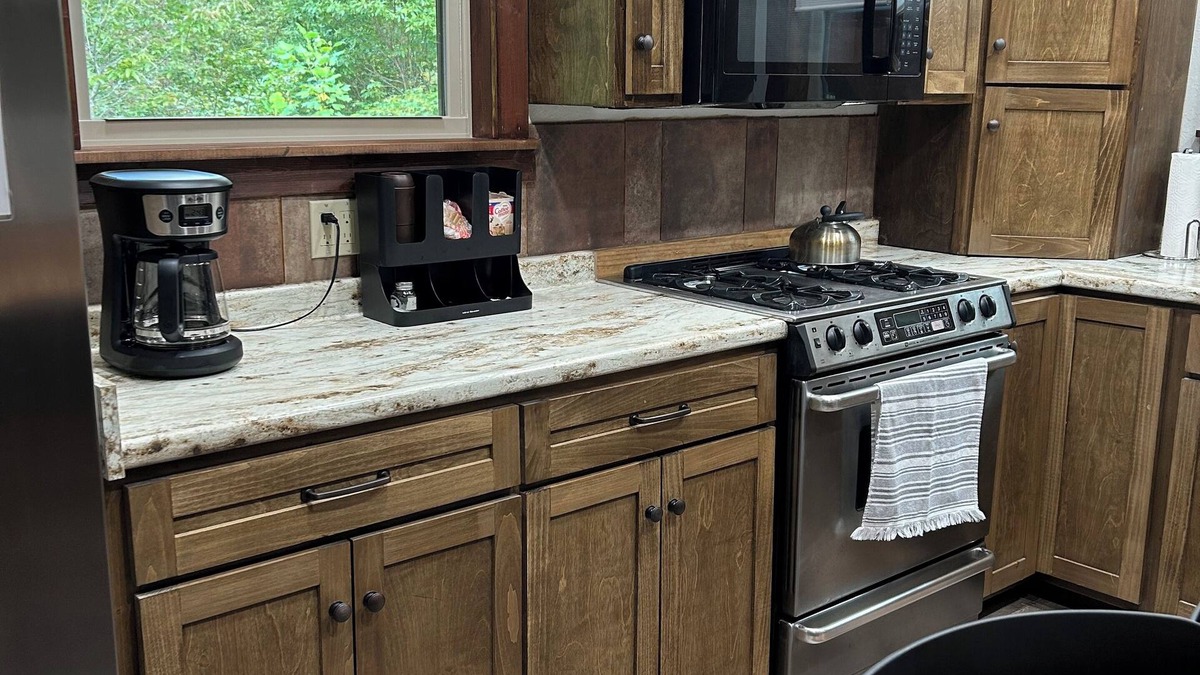 Dunlap Apartment | Quiet, relaxing, Guest House with large porch on Cagle Mountain in Dunlap, Tn.