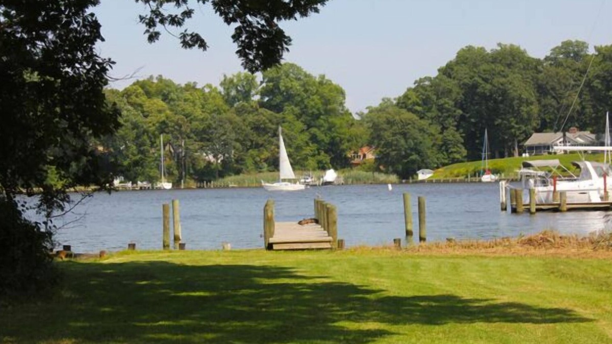 Annapolis House | Quiet Relaxing Waterfront Suisse Chalet