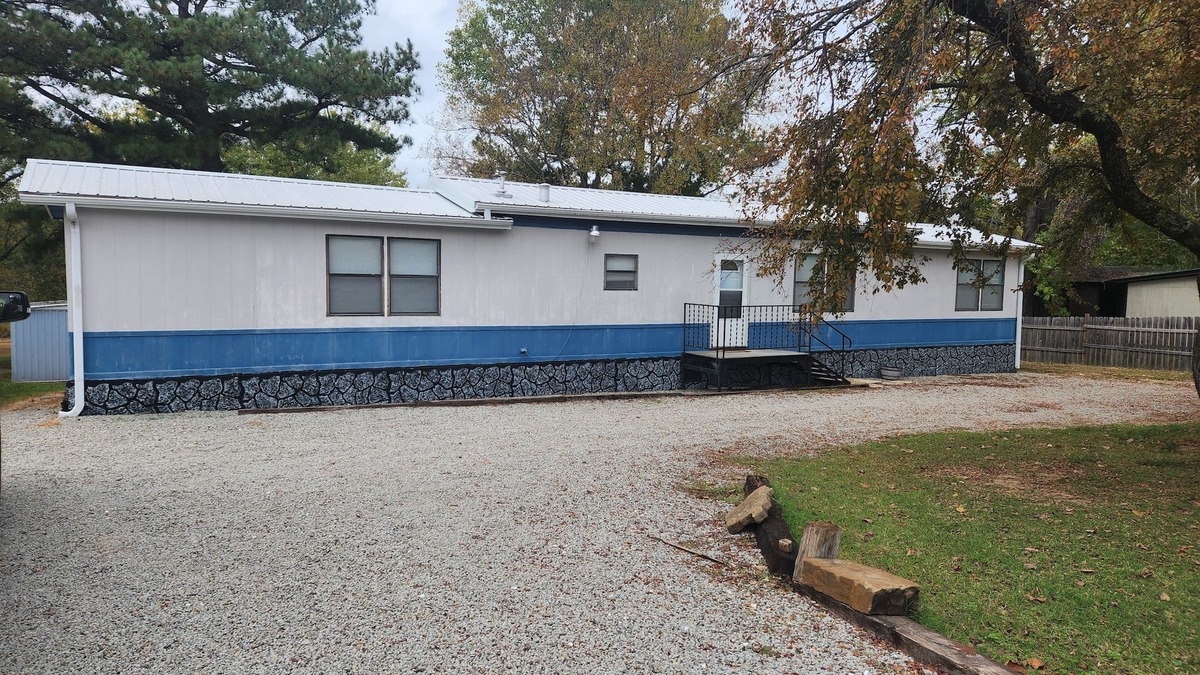 Eufaula House | Quiet Retreat. 5 Minutes to the Marina and Boat Ramp and Pet Friendly!