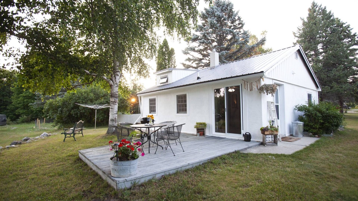 Alden Apartment | Quiet retreat near Torch Lake w/ artists studio guesthouse. Amazing star gazing!