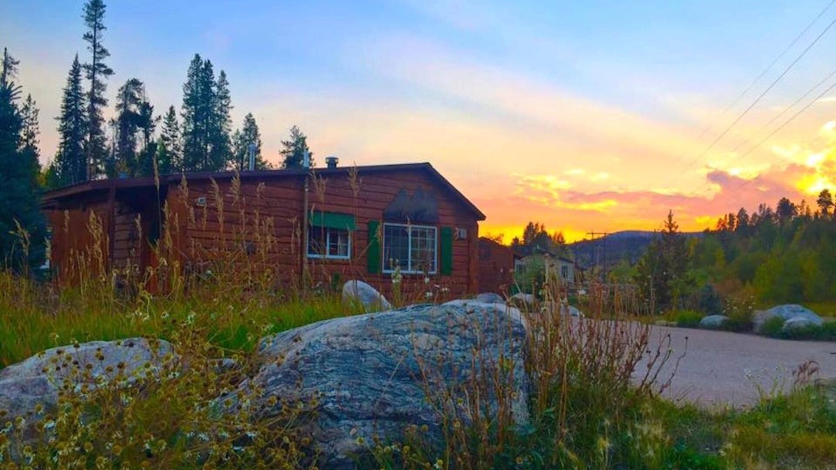 Grand Lake Cabin | Quiet Retreat with private courtyard In Grand Lake Village!