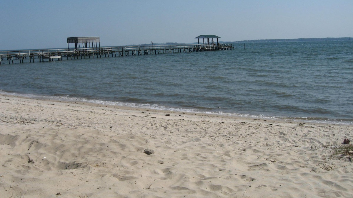 Achilles House | Quiet Riverfront House with Private Sandy Beach. Close to Colonial Williamsburg.