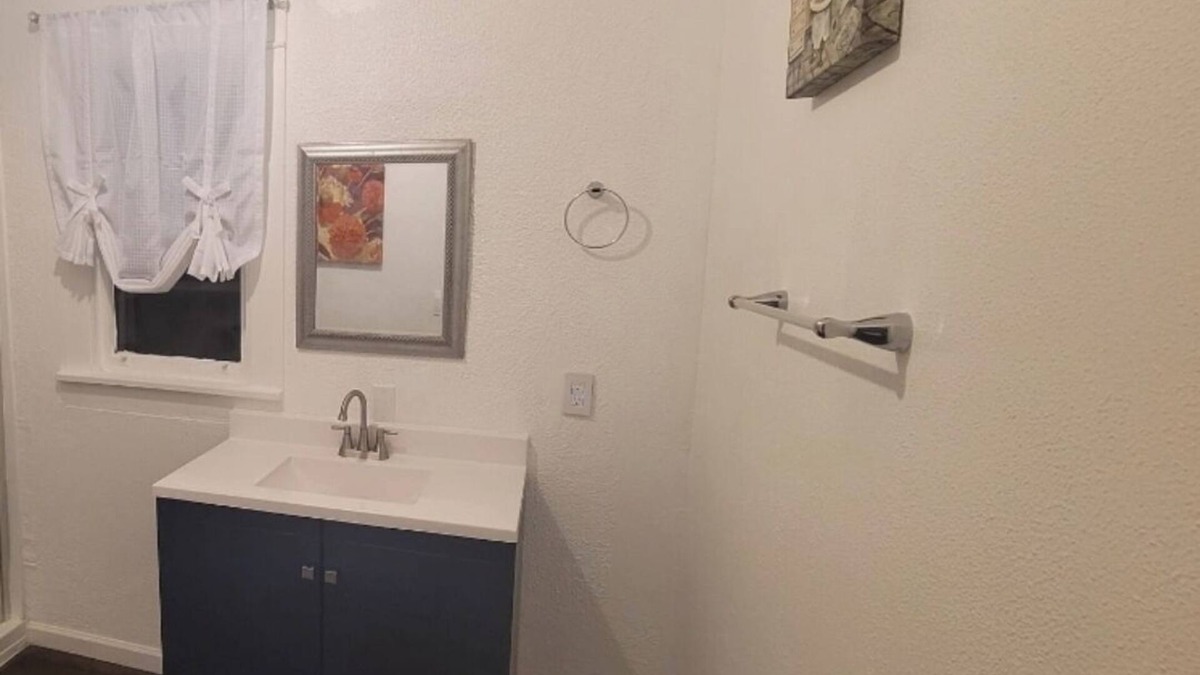 Rochester House | Quiet Room with Private Bathroom Near Hospitals