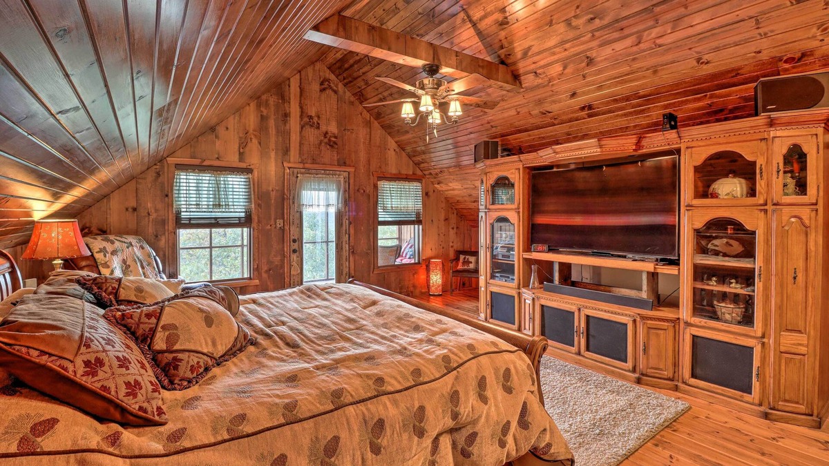 Mammoth Spring Cabin | Quiet + Rustic Cabin with Fire Pit on 20 Acres!