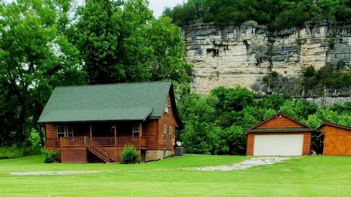 Mountain View Cabin | Quiet rustic retreat on the White River across from Handford Bluff