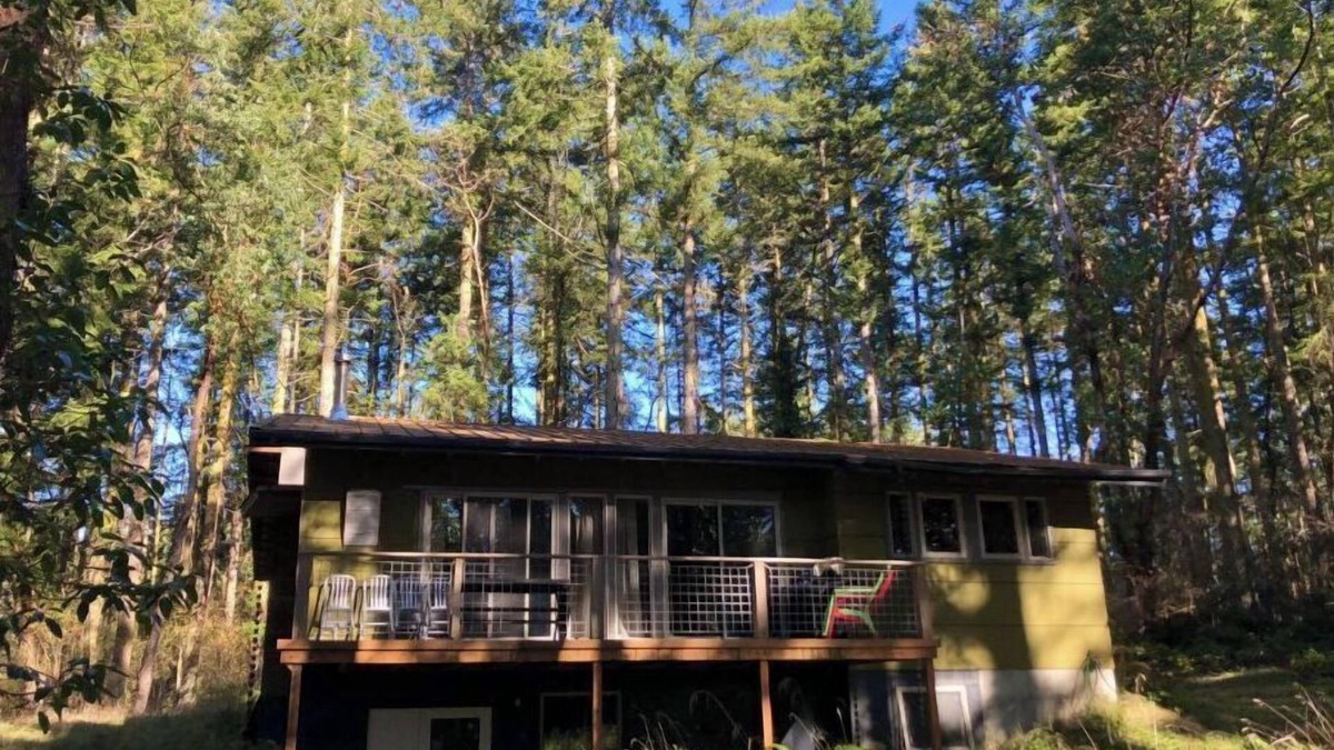 Marrowstone House | quiet sanctuary in woods, home w gourmet kitchen 1minute from ocean