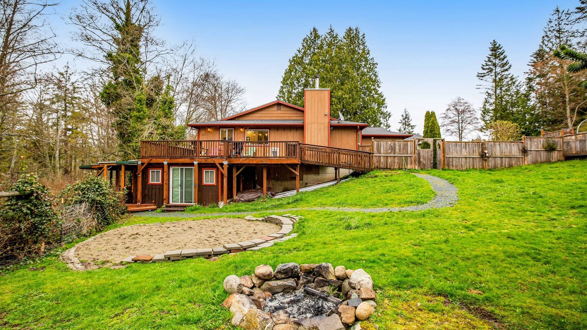 Oak Harbor House | Quiet & secluded getaway with backyard, firepit, wraparound deck & wood stove
