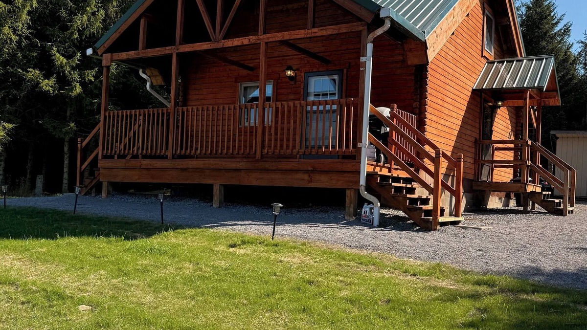 Delevan Cabin | Quiet Secluded Hilltop Log Cabin on a Gravel Road