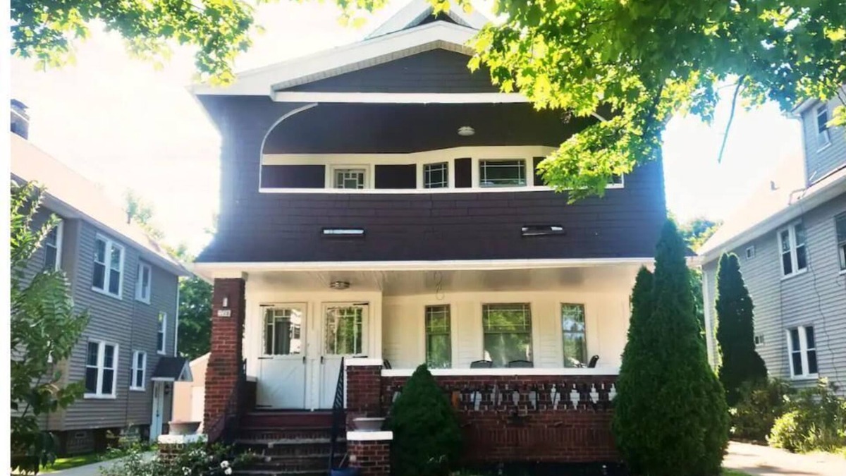 Cleveland House | Quiet second floor townhouse