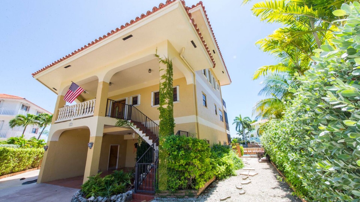 Key Largo House | Quiet, Secure, 7 Br Home, Boater's Dream, 100 Ft Dock, accomm multiple families