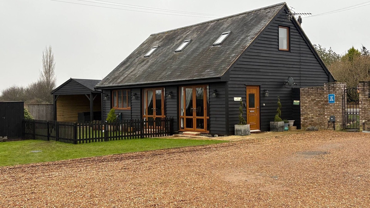 Wisbech House | Quiet setting with secure gated parking, children's play area & farm animals