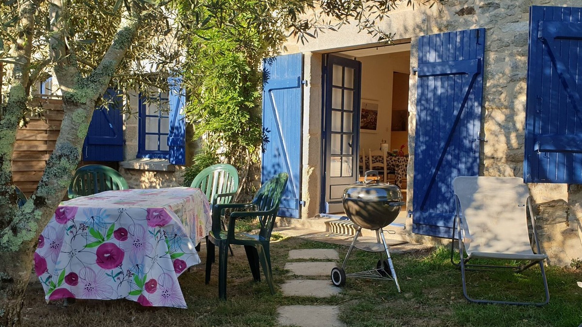 Surzur Cottage | Quiet, single-storey gîte in renovated 18th-century farmhouse.