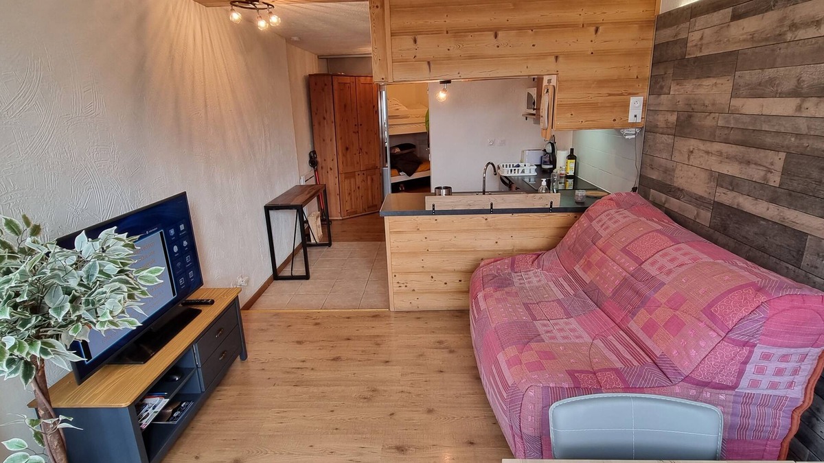 Isola Apartment | Quiet slope-side studio Isola 2000 sleeps 4