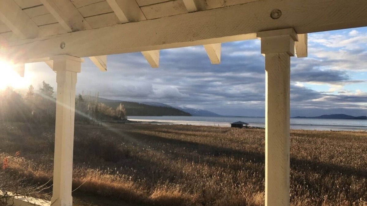 Bigfork House | Quiet sophisticated elegance on the shores of Flathead Lake.