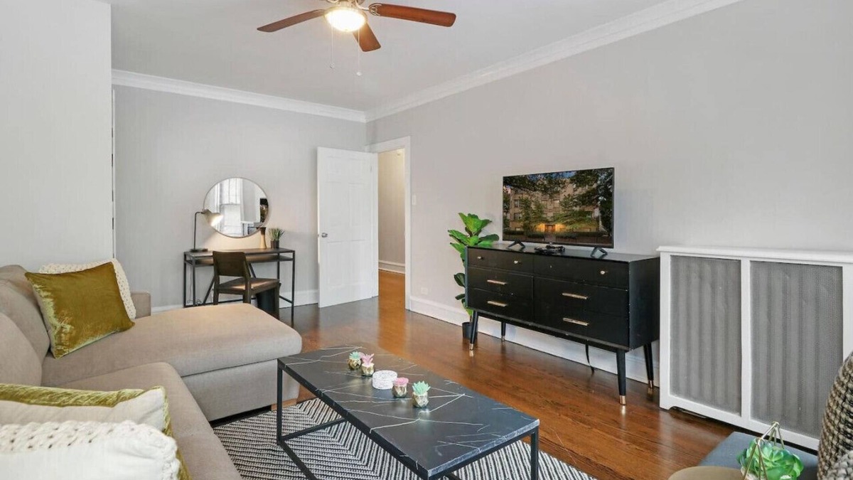 Ravenswood Apartment | Quiet Spacious 2BR Apt walk to Train, near Shops