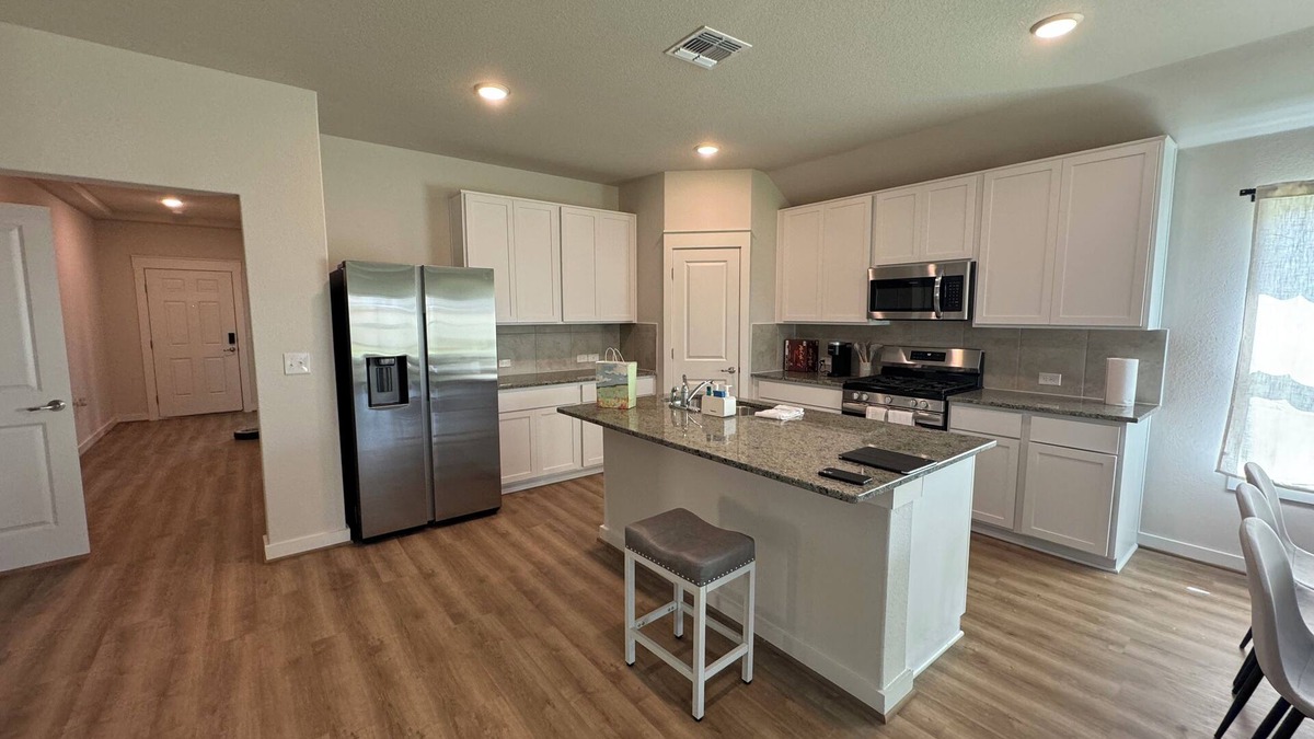 Del Valle House | Quiet spacious 5-bedroom house with huge fenced yard near COTA, Tesla, Airport