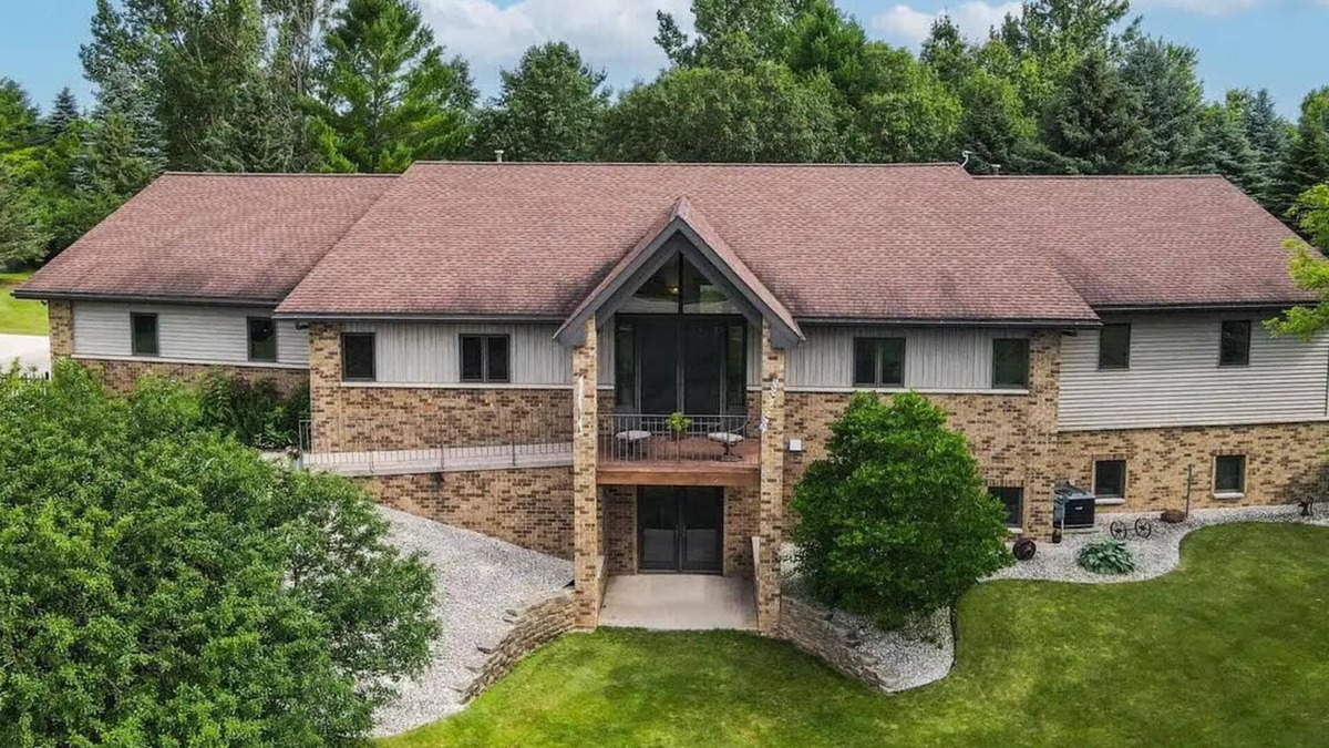 Hilbert House | Quiet Spacious 5-Bedroom House or Crafting Retreat In Chilton, WI!