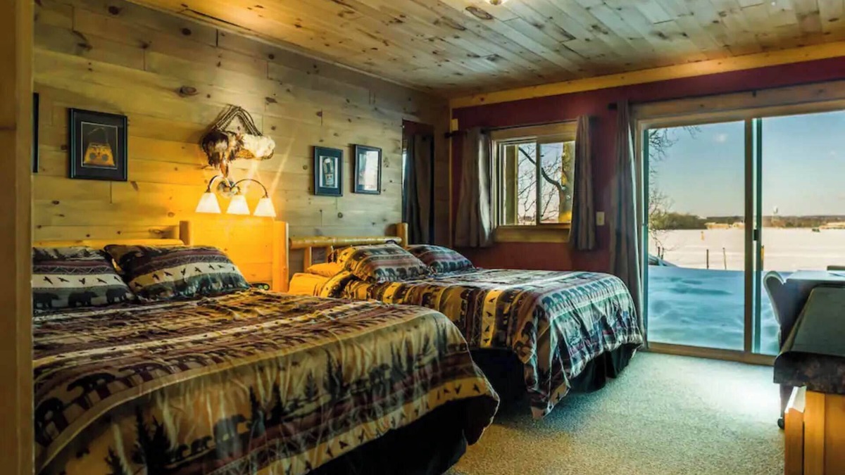 Rice Lake Cabin | Quiet stay on the lake in Room 14 - The Chippewa Lodge - Curriers Lakeview Lodge