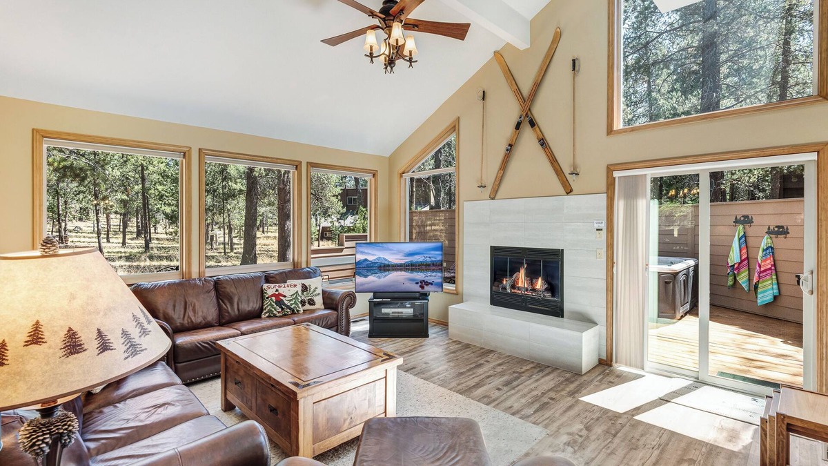 Overlook Park House | Quiet street & setting close to SHARC with Master on Main - A/C & Sharc Passes