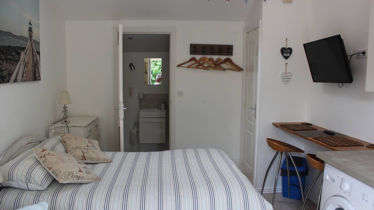 Saint-Savinien Apartment | Quiet studio 2 minutes from all amenities, access to swimming pool
