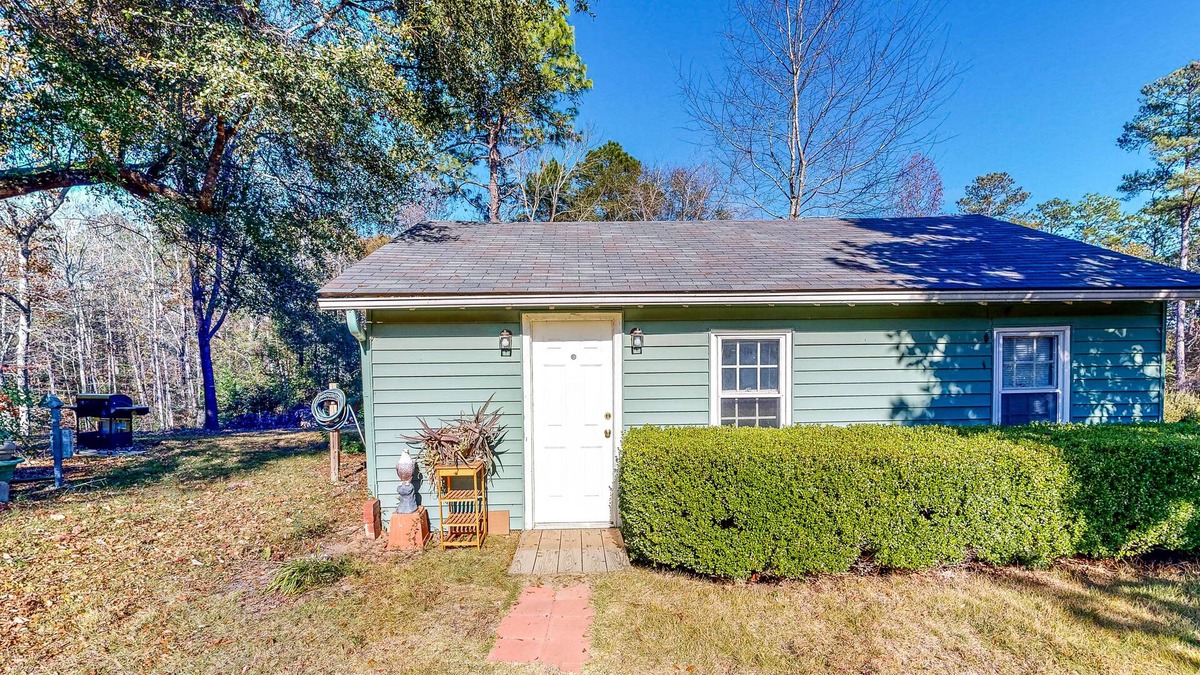 Fort Valley Cabin | Quiet studio backed by woods, large dog-friendly yard