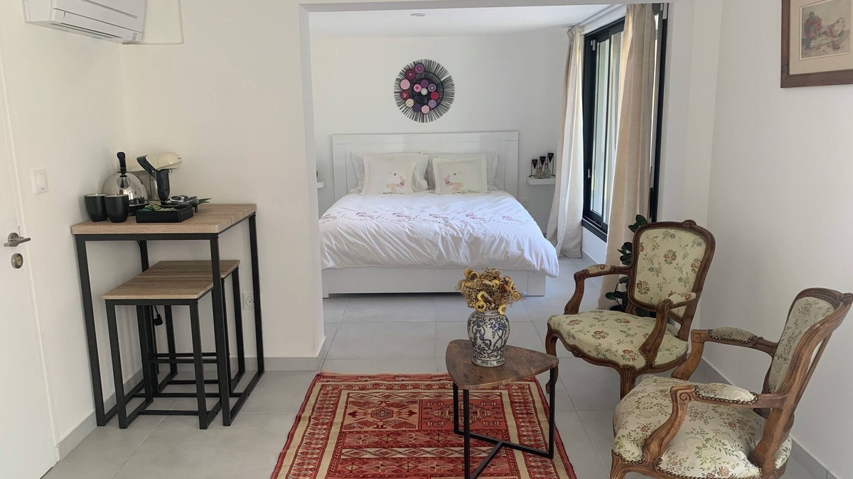Rueil-Malmaison Apartment | Quiet studio near RER station
