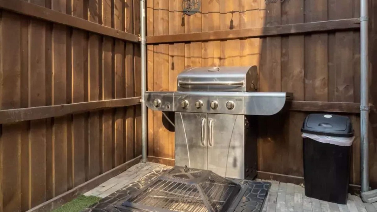 Farmers Branch House | Quiet Studio w/BBQ & Fire Pit Near Dallas Airports Pet friendly