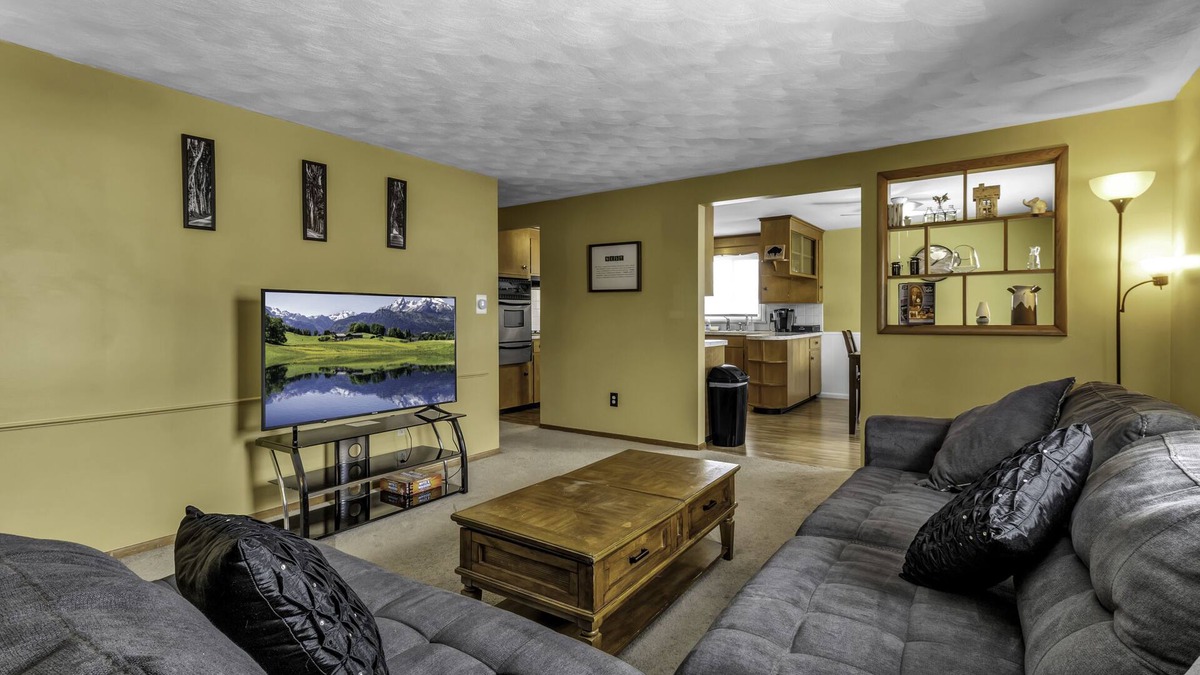 Depew Apartment | Quiet suburban home 10 minutes from airport/25 min from Niagara Falls