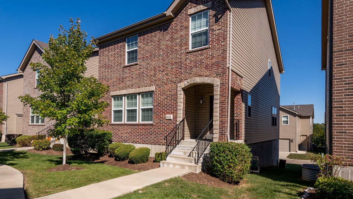 St. Louis House | Quiet Suburban Paradise