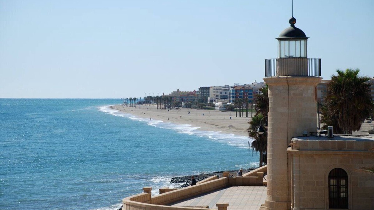 Roquetas de Mar Apartment | Quiet sunny apartment, 3 min walk to beach, communal pools, terrace, WIFI A/C TV