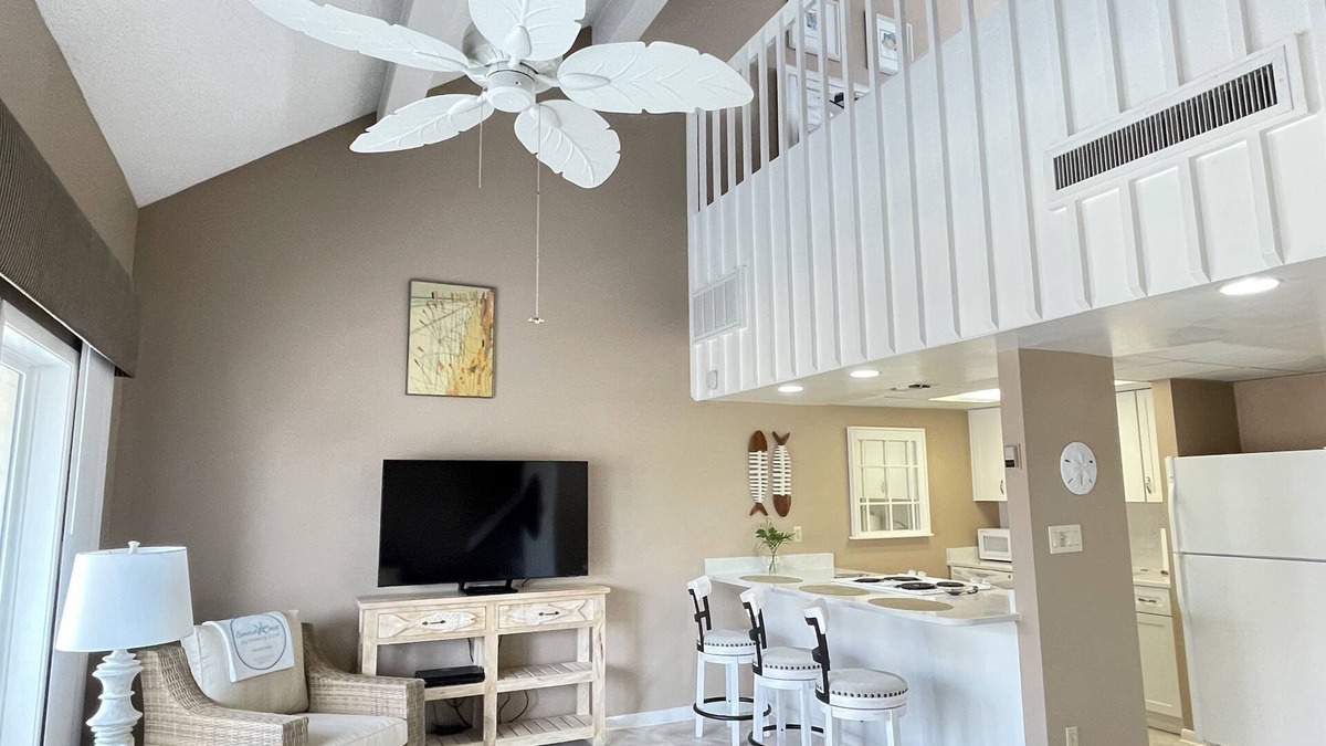 Villa Sabine Condo | Quiet, Sunny & Cheap! Walk to the Beach!n2 Night Getaways