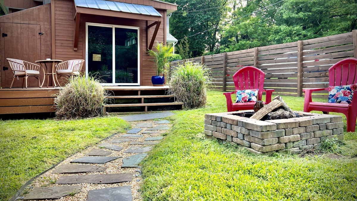 Bolivar Cottage | Quiet tiny home. Dog-friendly. Private fenced yard