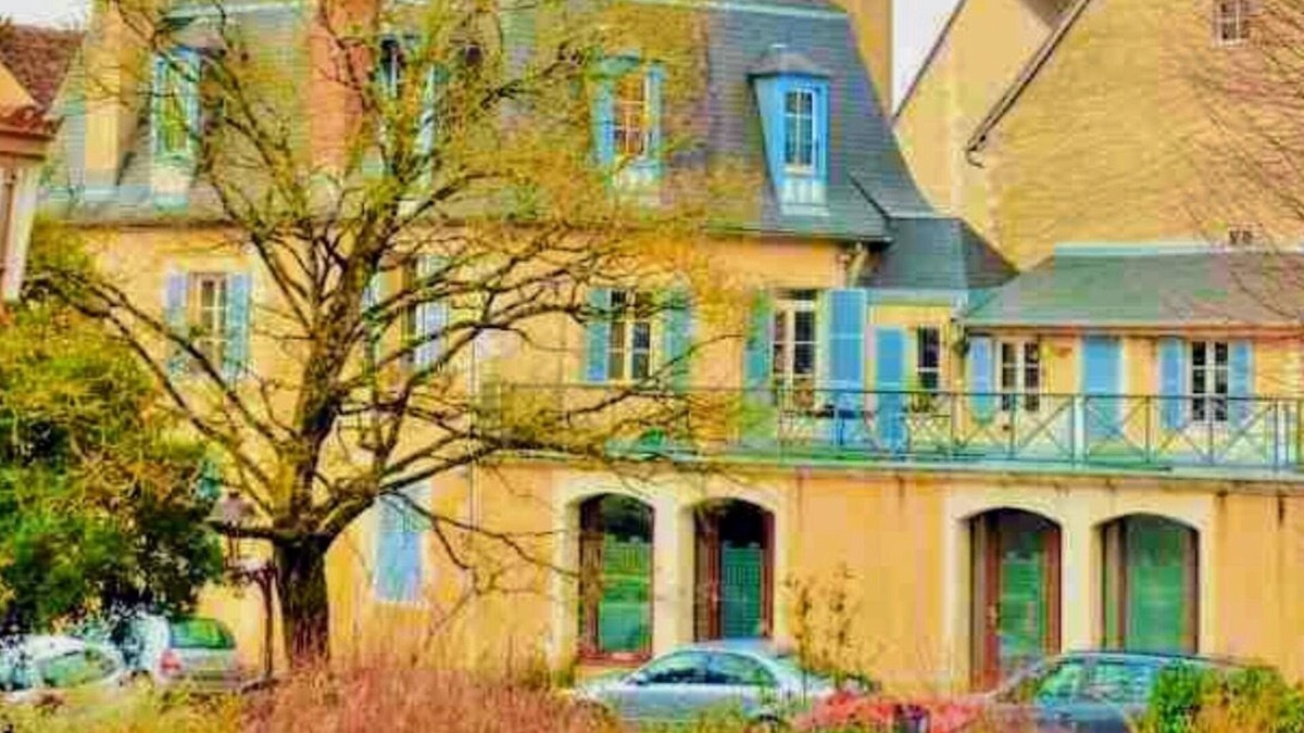 Auxerre House | Quiet town center, terrace and pool table, parking nearby